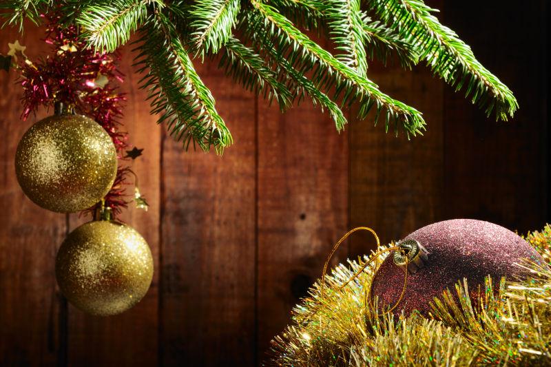 圣诞树上的圣诞球装饰