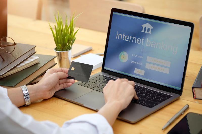 商人使用笔记本电脑登录网上银行