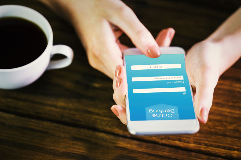 女性使用智能手机登录网上银行