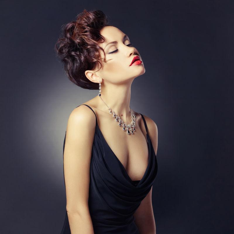 穿晚礼服年轻性感的优雅女士