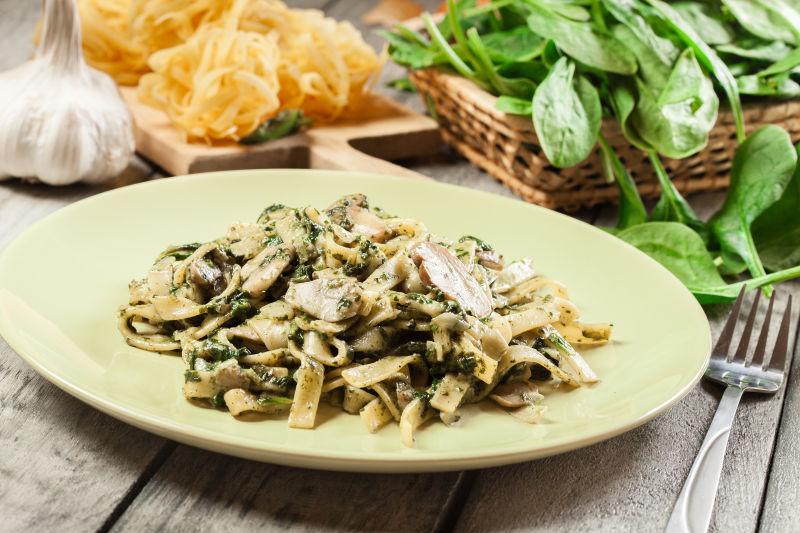 乡村厨房里的塔式意大利面