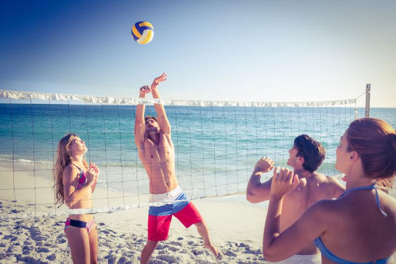 朋友们在沙滩上打排球