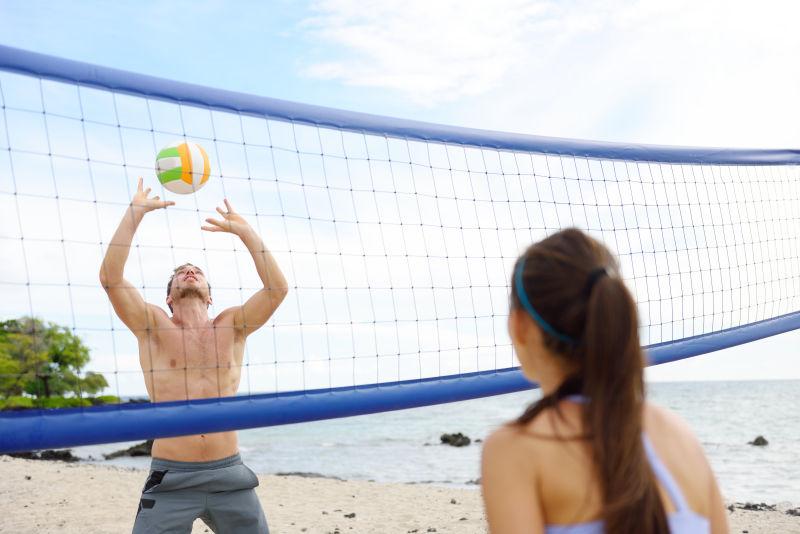 人们打沙滩排球-积极的生活方式