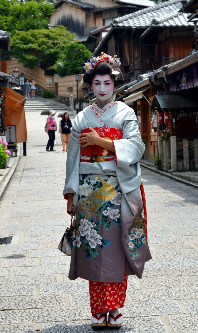 日本艺伎传统服装图片