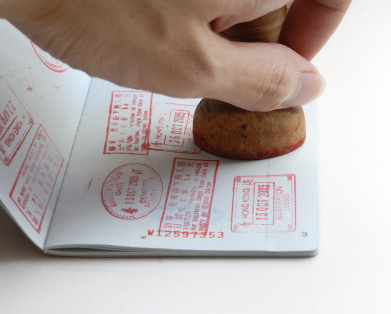 一张进入香港的中国护照