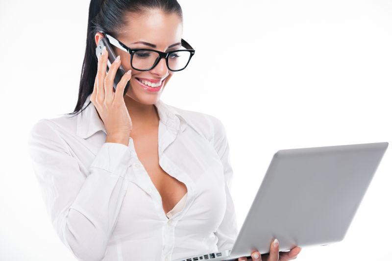 商人带笔记本电脑和手机