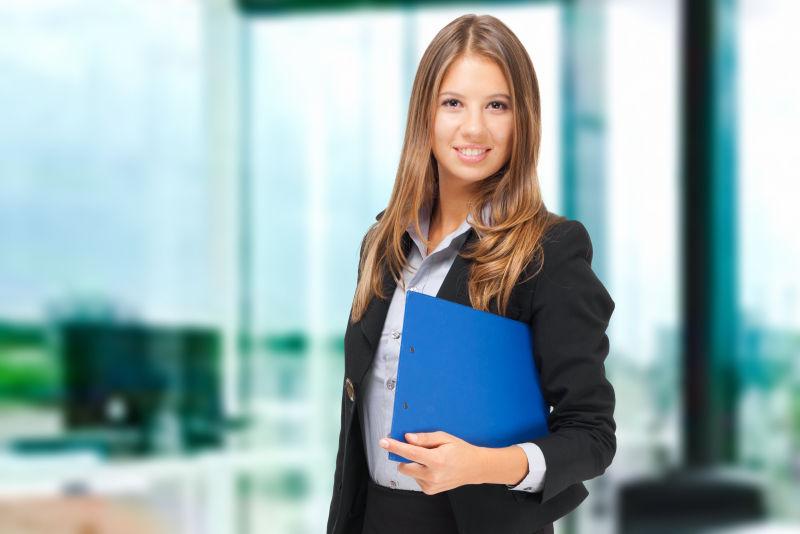 办公室里笑眯眯的女商人