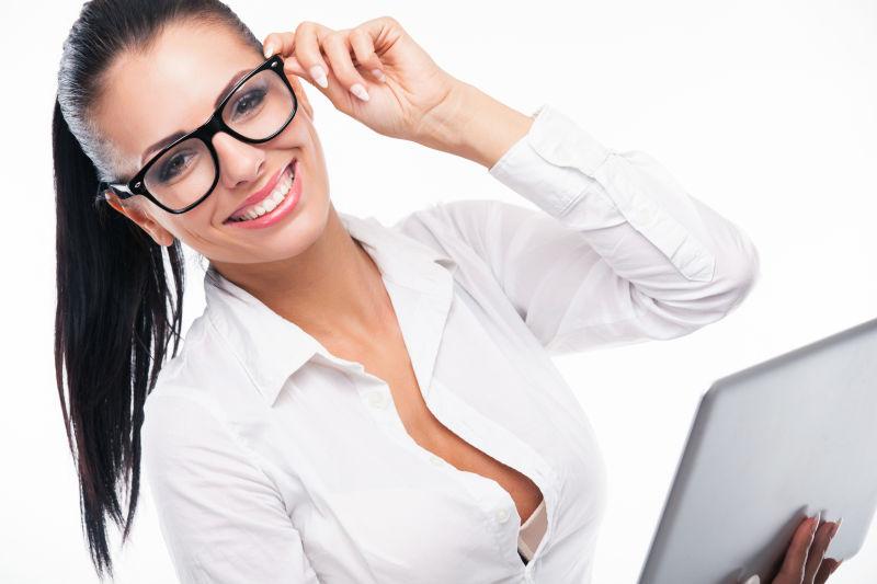 带有笔记本电脑的年轻商务女性