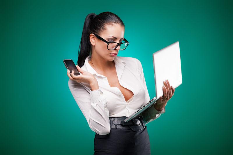 年轻商人笔记本电脑和手机