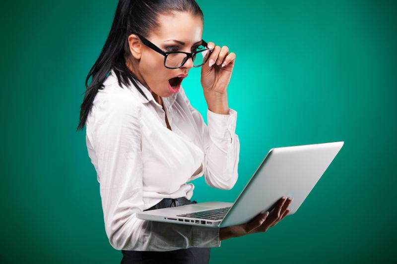 商人有笔记本电脑的年轻商务女性