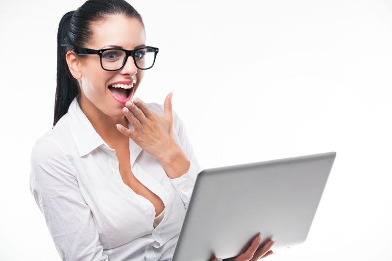 有笔记本电脑的年轻商务女性商人