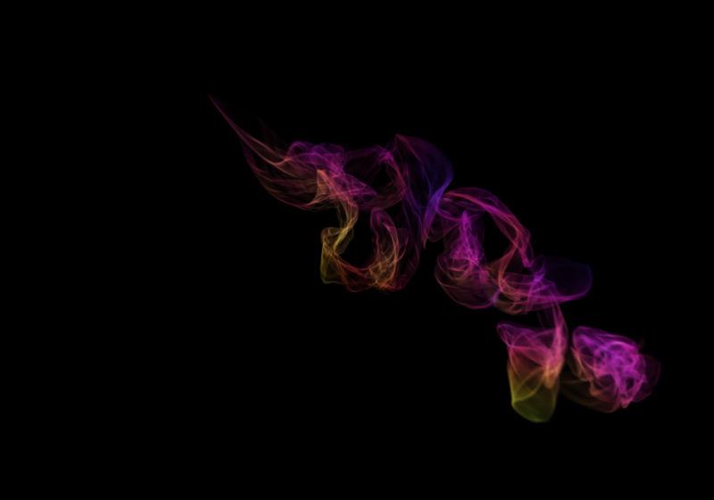 黑色背景中蓬松的彩色烟雾