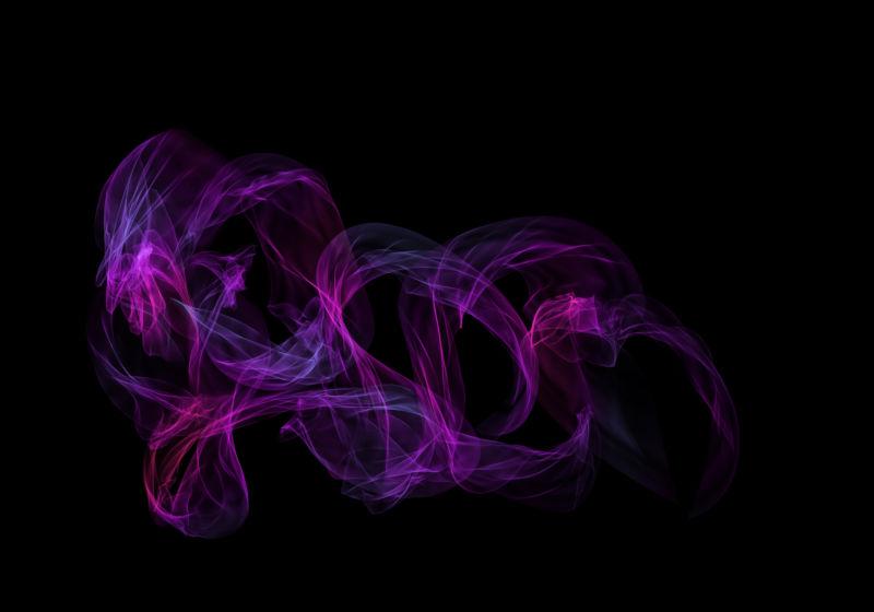 黑色背景上的紫粉彩色烟雾