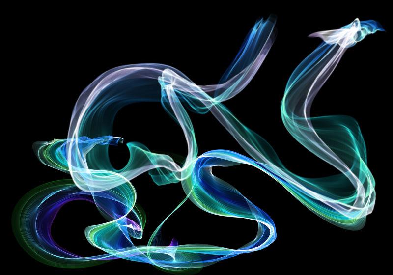 黑色背景下彩色的烟雾线条