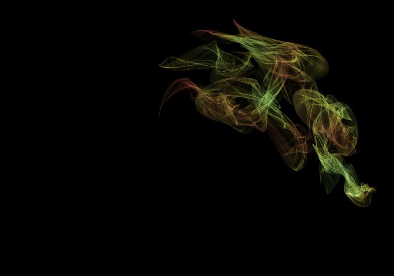 黑色背景上蓬松的绿色烟雾