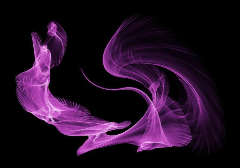 黑色背景上紫色的蓬松烟雾