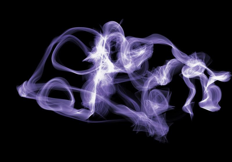 黑色背景中紫色的烟雾