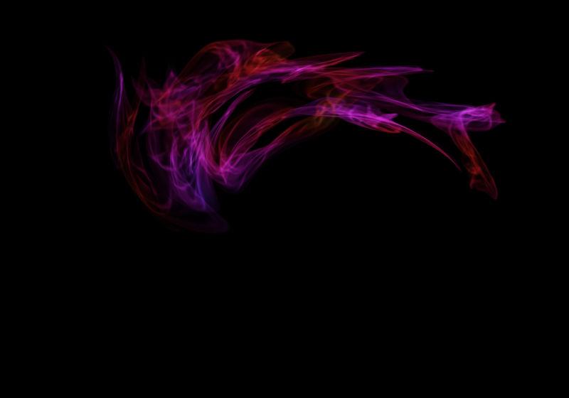 黑色背景中蓬松的紫色烟雾