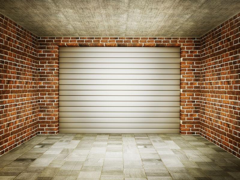 旧式车库有钢闸门和砖墙