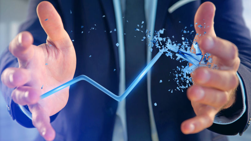 商人手中商业蓝色箭头向上的概念