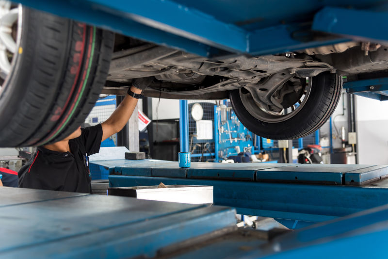 检查汽车底盘的汽车修理工