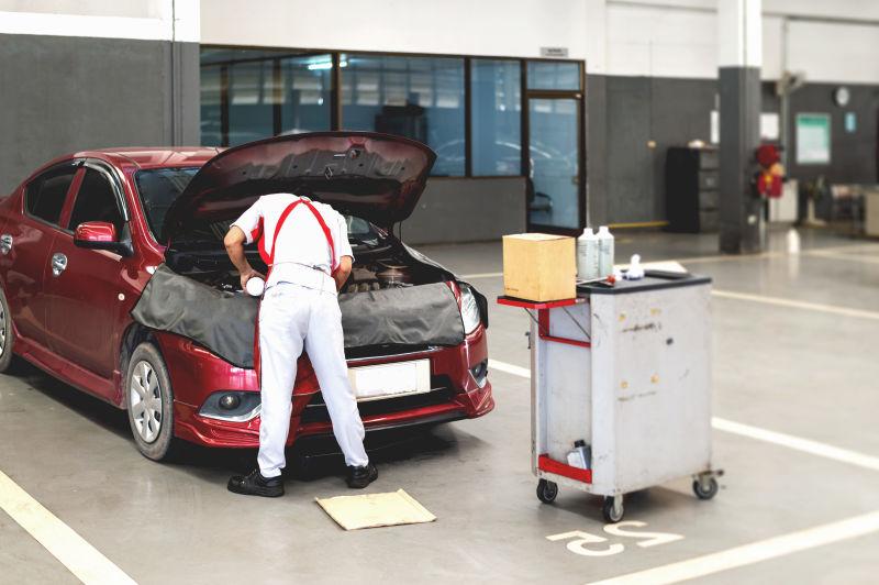 对机动车发动机进行检修的修理工