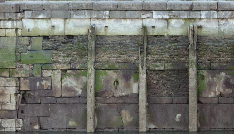 给墙打木头支架石墙背景