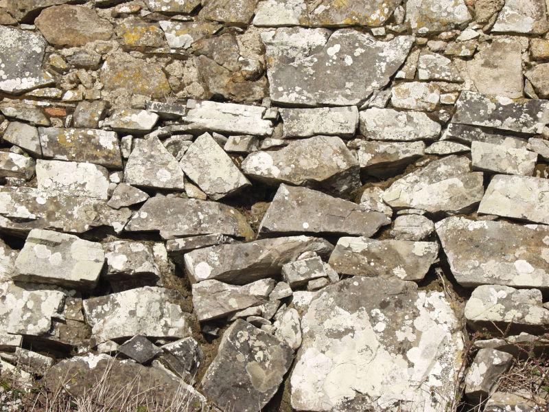 山里的大石头石墙背景