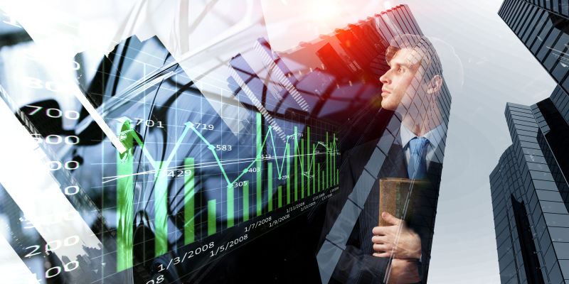 一个商人在看商业数据