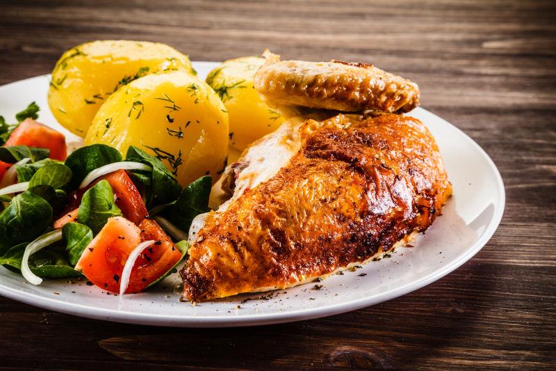 木桌上的炸薯条和炸薯条