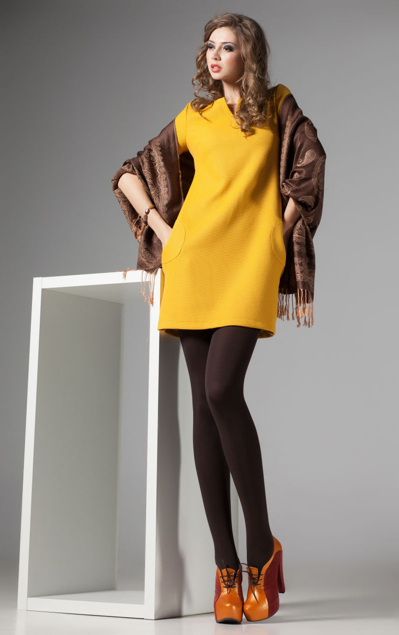 优雅的姿势美丽女模特