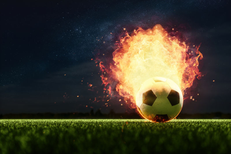 球场上燃烧的足球