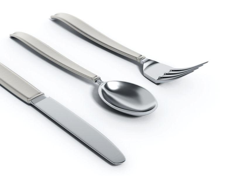 白色背景下的叉子勺子和刀