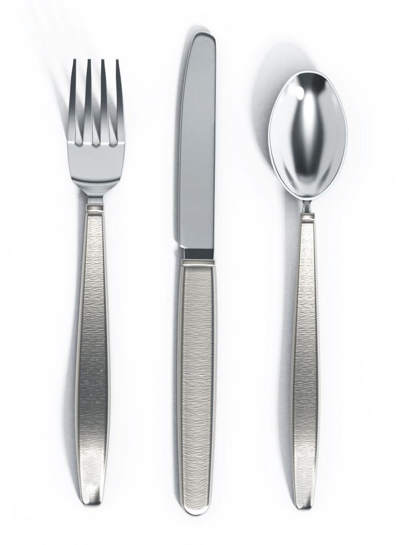 白色背景下的勺子叉子和刀