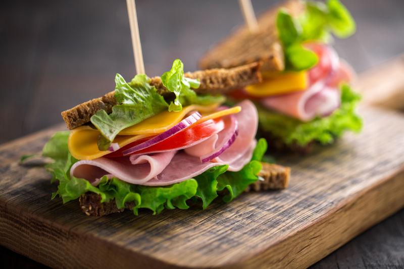 美味三明治在木制桌上