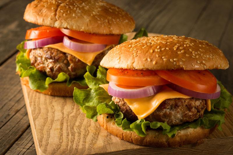 木桌上自制的汉堡牛肉