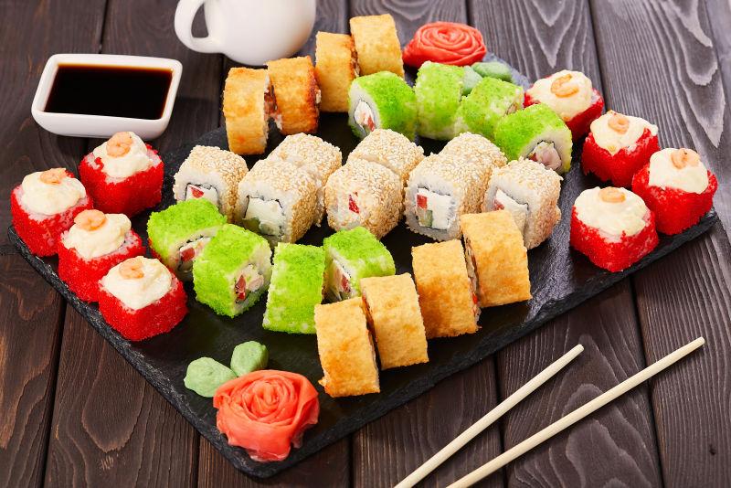 各种颜色的美味寿司
