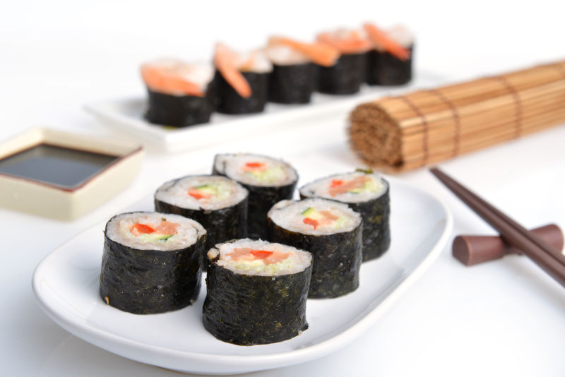 白盘子上的美味寿司卷