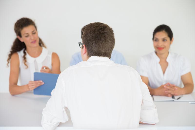 商界人士与男性候选人进行工作面试