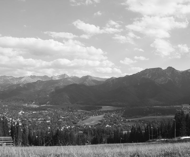 黑白的户外山景