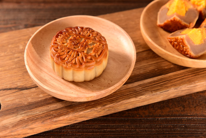 中秋莲蓉蛋黄月饼