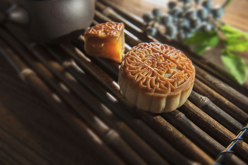 中秋节的蛋黄莲蓉月饼