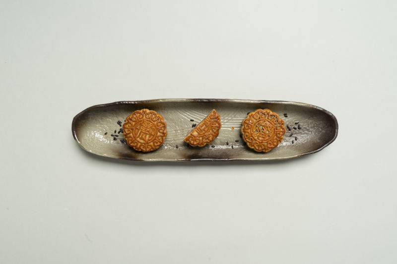 铁盘里的芝麻月饼