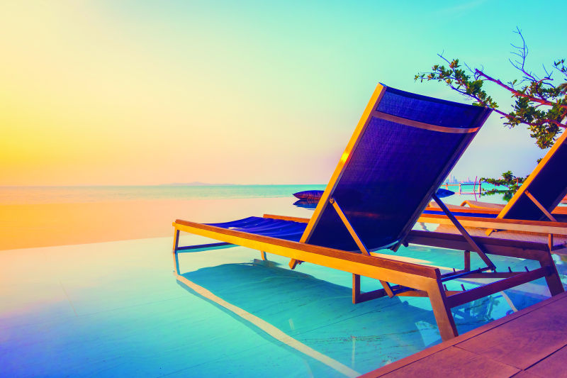 迷人的热带度假海滩上的椅子