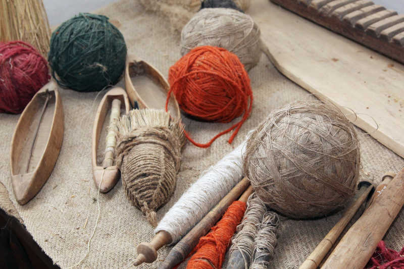 古老的手工木制线轴和线球