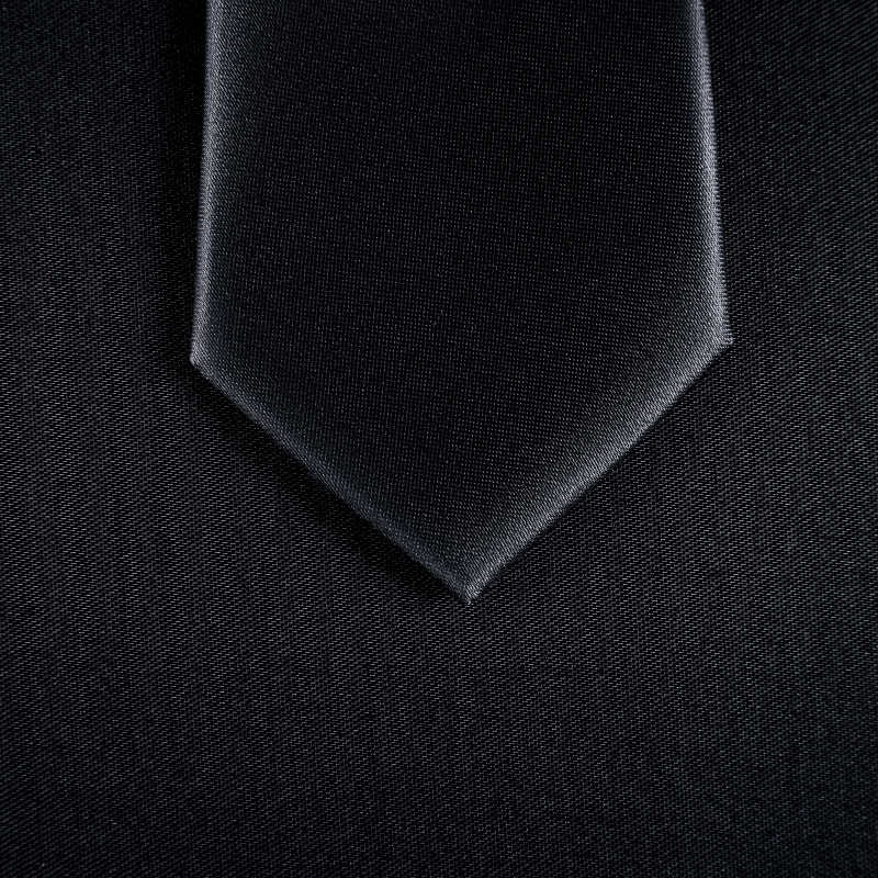 东方男士的西装黑色领带