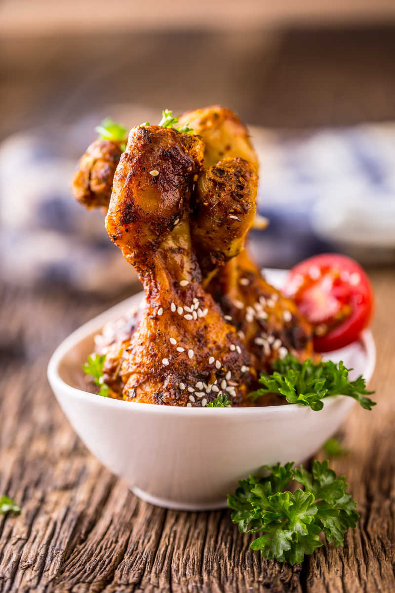 在碗里的炸鸡腿和配料