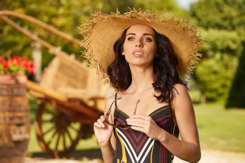 美丽的女人在夏天休息意大利花园度假