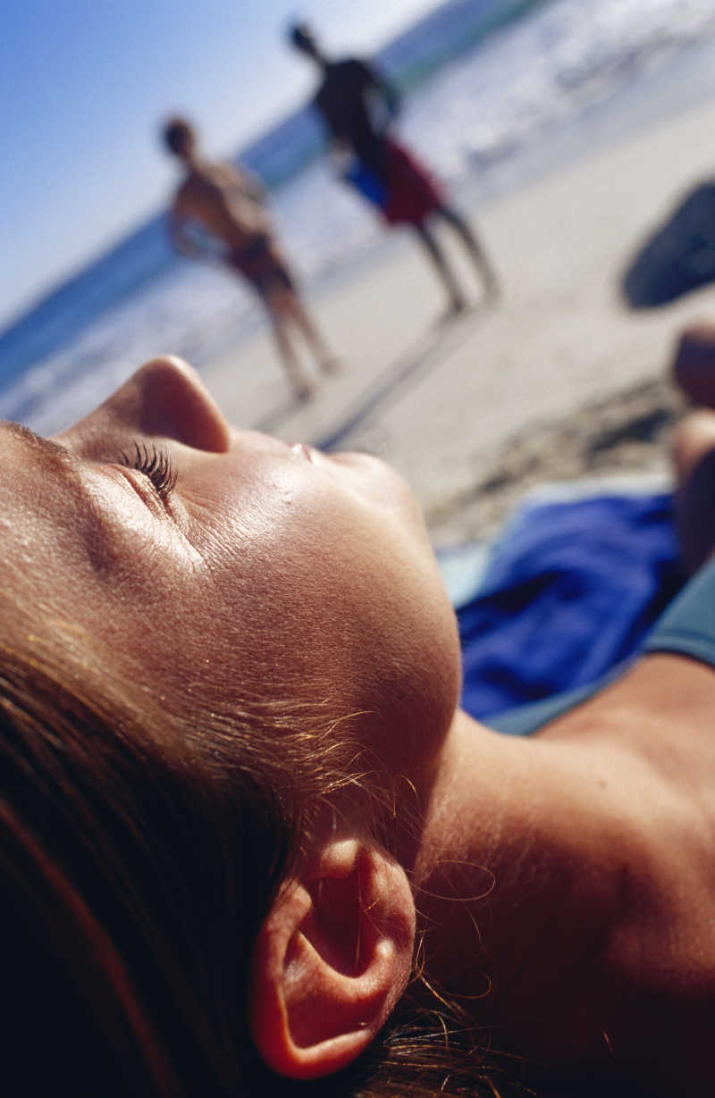 假日海滩享受休闲时光的美女