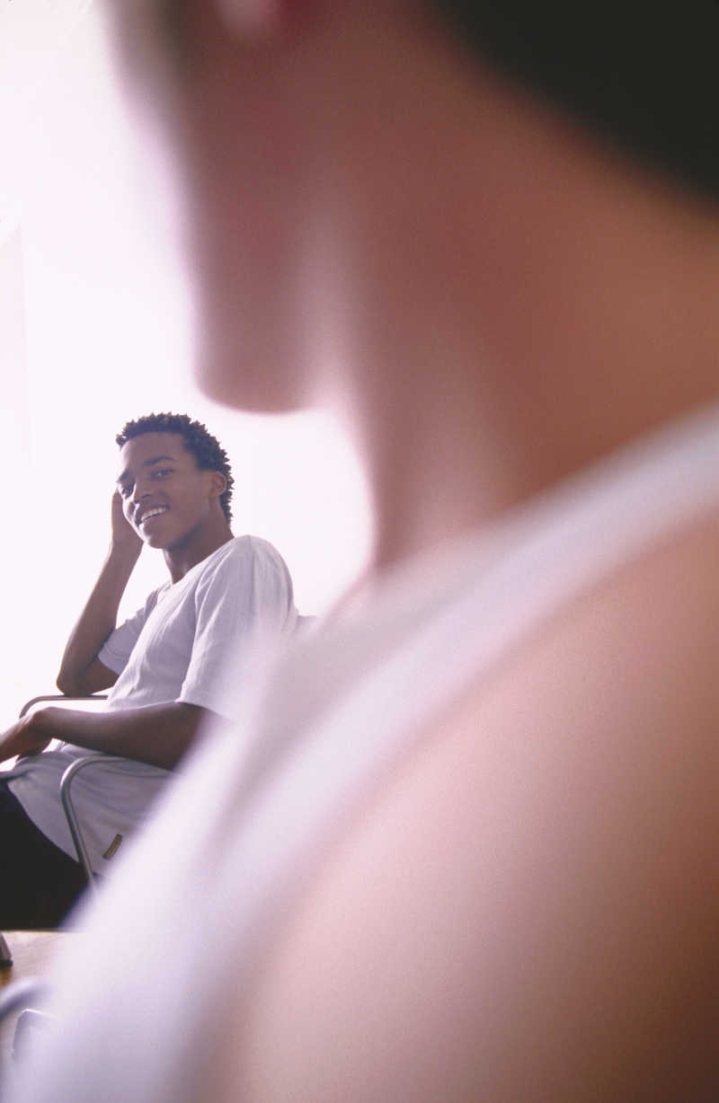 坐在一起聊天的两个年轻人